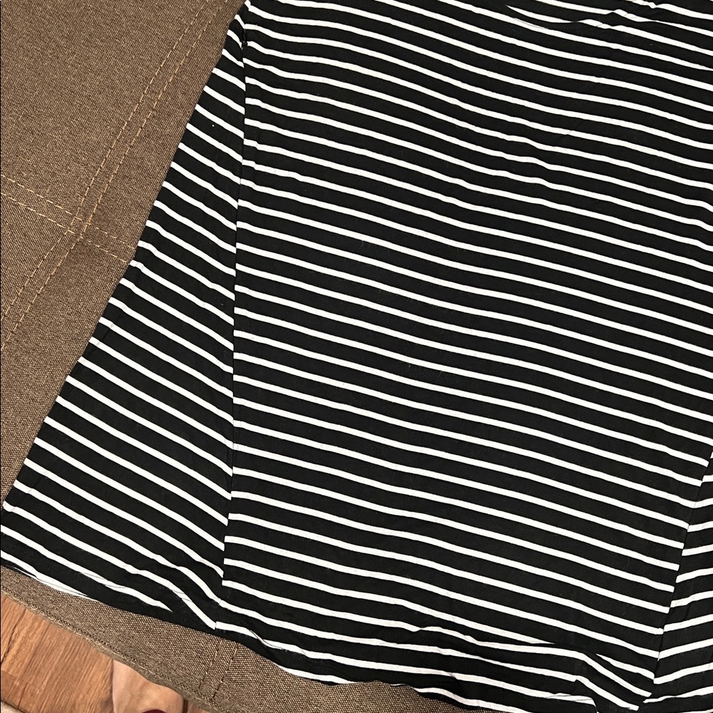A Pea in the Pod Monochrome Striped Short Sleeve Tee - Picture 3 of 3